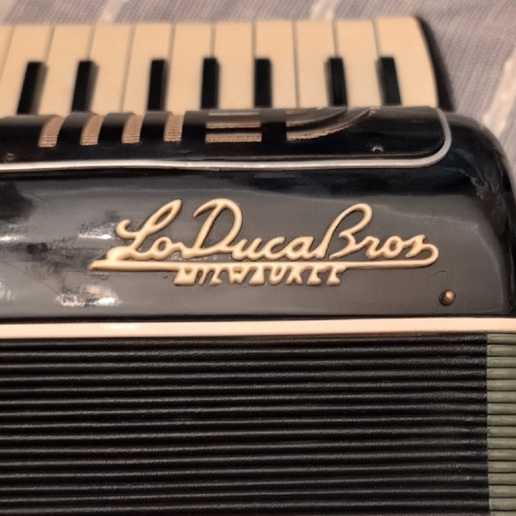 Black and White Portable Audio Device - Picture 4 of 7